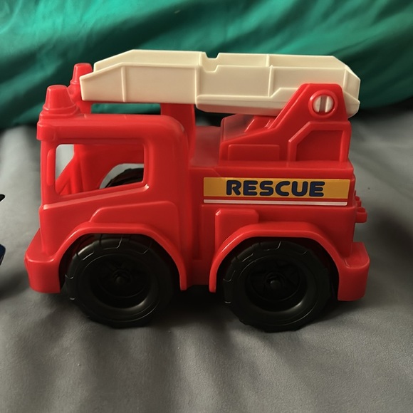 Tonka helicopter lights up and makes helicopter sounds and 2 fire trucks - Picture 5 of 9